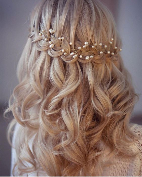 Xem các kiểu tóc cô dâu hot nhất hiện nay để có được một vẻ ngoài lộng lẫy và ấn tượng trong ngày cưới. Bạn sẽ tìm thấy nhiều ý tưởng sáng tạo để biến tóc của mình thành một tác phẩm nghệ thuật.